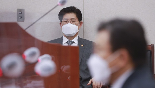 노형욱(사진) 국토부 장관이 25일 새벽 서울 여의도 국회에서 열린 법제사법위원회 전체회의에서 대기하고 있다. <연합뉴스>